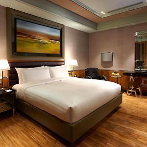 Premier King Room Bath